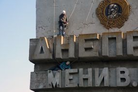 Dismantling the communist symbols in Zaporozhie