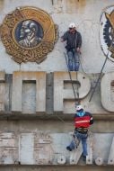 Dismantling the communist symbols in Zaporozhie