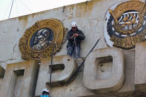 Dismantling the communist symbols in Zaporozhie