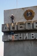 Dismantling the communist symbols in Zaporozhie