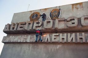 Dismantling the communist symbols in Zaporozhie