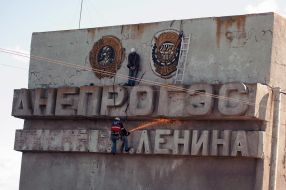 Dismantling the communist symbols in Zaporozhie