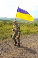 Nikolay Zhuravlev carries the flag of Ukraine