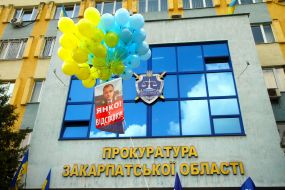 Портрет Владимира Янко, прикрепленный к воздушным шарикам