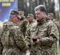 Петро Порошенко нагородив військових