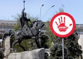 Sign "Stop! Take selfie!"