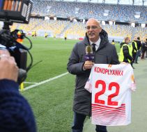 Journalist demonstrates shirt of Yevgeny Konoplyanka