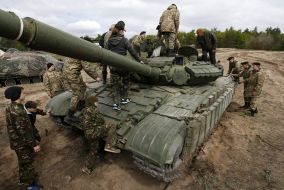 Students examine the T-72 tank