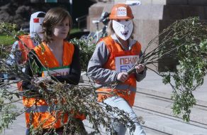 Участники экологической акции возле здания КГГА