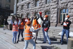 Участники экологической акции возле здания КГГА