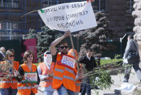 Участники экологической акции возле здания КГГА