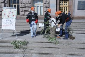 Участники экологической акции возле здания КГГА