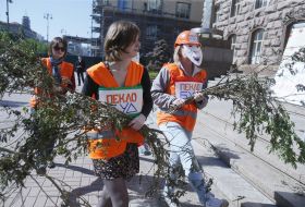 Участники экологической акции возле здания КГГА