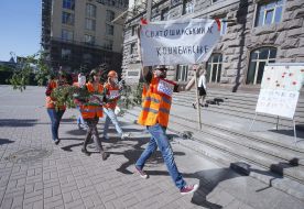 Участники экологической акции возле здания КГГА