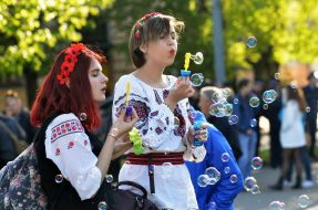 Парад вишиванок на честь дивізії СС "Галичина" у ЛьвовіДівчата у вишиванках