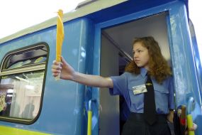 Девочка-проводник поезда