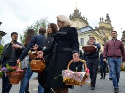 Люди несуть великодні кошики