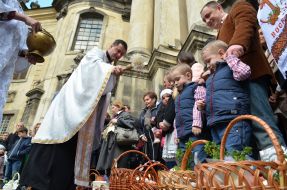 Освячення великодніх кошиків