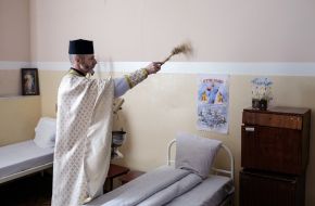 The priest consecrates Easter cakes in jail