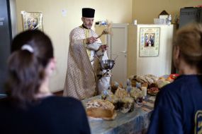 The priest consecrates Easter cakes in jail