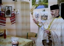 The priest consecrates Easter cakes in jail