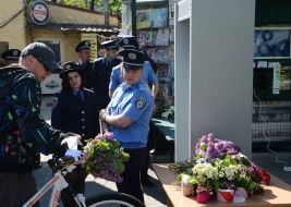 Цветы возле рамки-металлоискателя