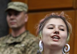 Учасниця пікету СБУ