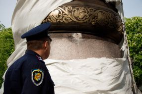 Сотрудник полиции возле поврежденного памятника