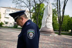 Сотрудник полиции возле поврежденного памятника