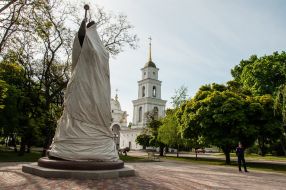 Сотрудник полиции возле поврежденного памятника
