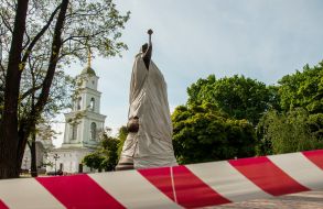 Ограждающая лента возле поврежденного памятника