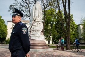 Сотрудник полиции возле поврежденного памятника
