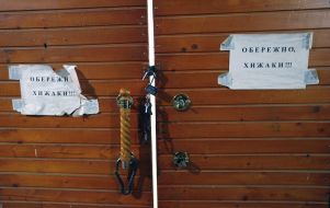 Aviary for predators