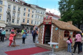 The largest baked gingerbread house In Lviv