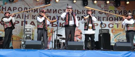 Музиканти грають на трембітах