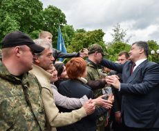 Петр Порошенко общается с жителями Полтавы