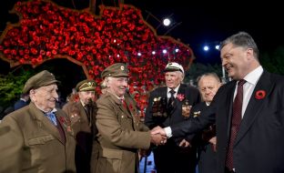 Petro Poroshenko speaks with veterans