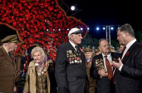 Petro Poroshenko speaks with veterans