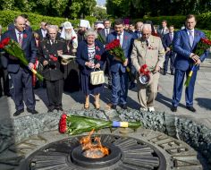 Возложение цветов к Могиле Неизвестного солдата