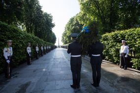 Laying of flowers to Tomb of the Unknown Soldier