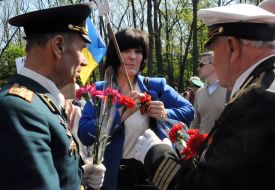 Laying flowers at the Memorial of Glory