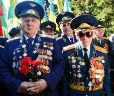 Laying flowers at the Memorial of Glory