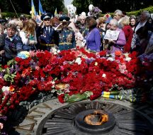 Покладання квітів до могили Невідомого Солдата