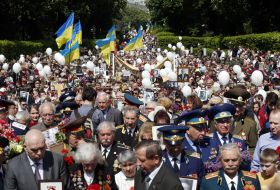 Покладання квітів до могили Невідомого Солдата