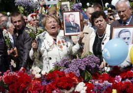 Покладання квітів до могили Невідомого Солдата