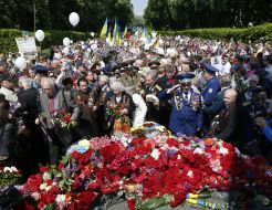 Покладання квітів до могили Невідомого Солдата