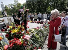 Покладання квітів до могили Невідомого Солдата