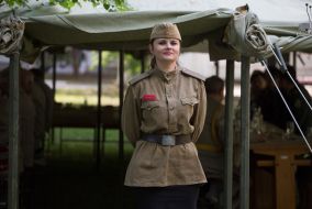 Девушка в военной форме времен Второй мировой войны