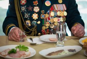 Ветеран держит в руках "фронтовые сто грамм"