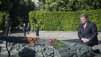 Петро Порошенко під час покладання квітів